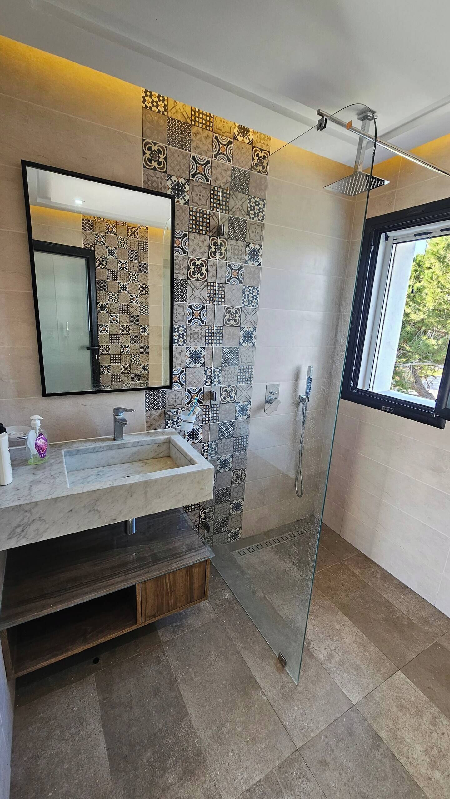 Shower, jetted bath, hair dryer, towels