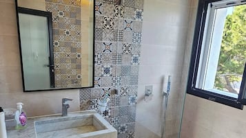 Shower, jetted bath, hair dryer, towels