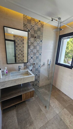 Shower, jetted tub, hair dryer, towels