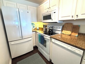 Réfrigérateur, four à micro-ondes, un four, surface de cuisson