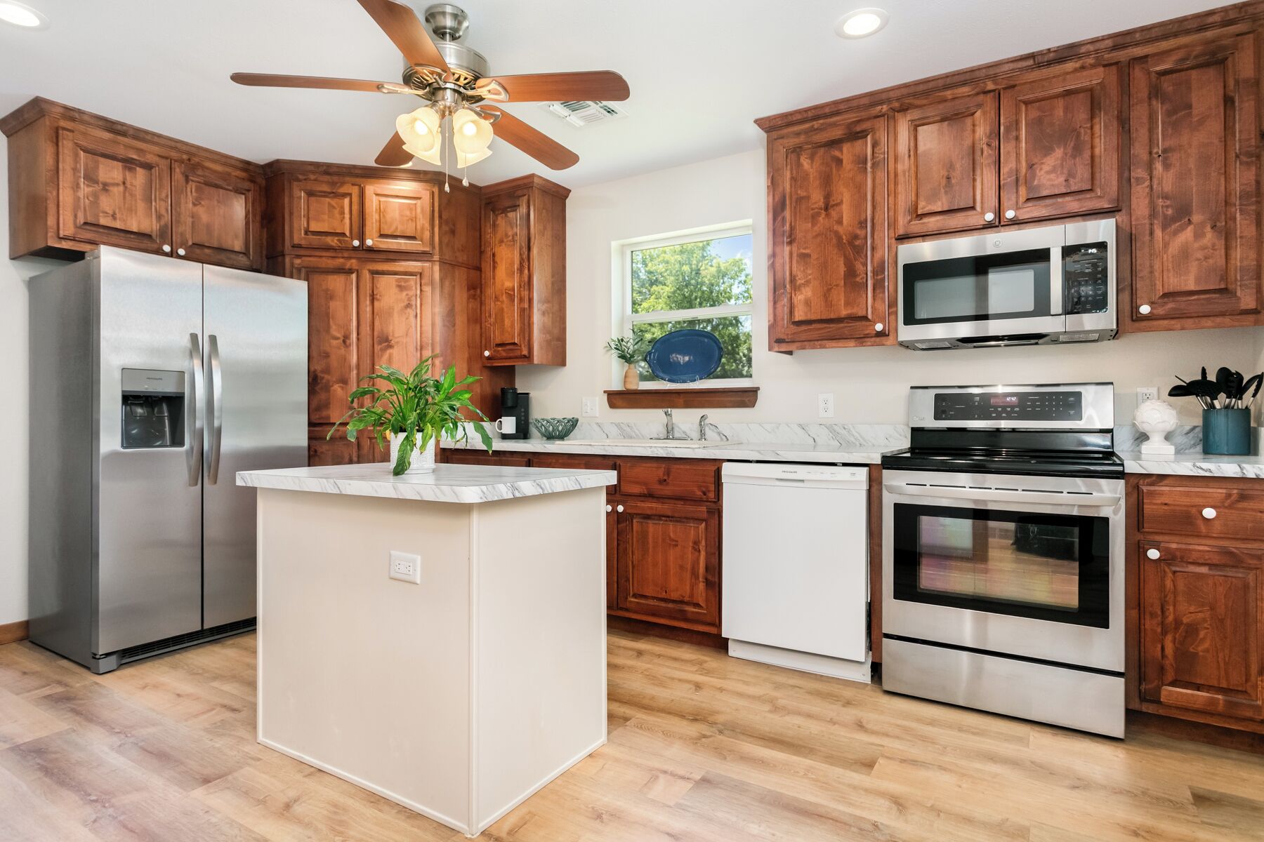 Een koelkast, een microgolfoven, een kookplaat, een vaatwasser