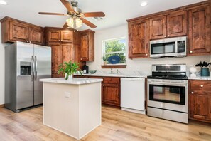 冷蔵庫、電子レンジ、コンロ、食器洗い機