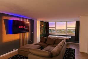 Smart-TV, Tischtennisplatte, Bücher