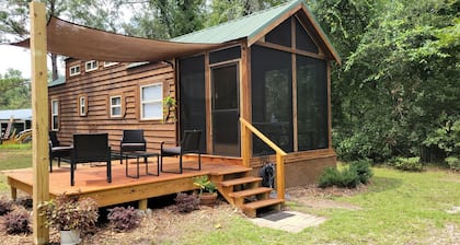 1 bedrm tiny house with sleeping loft, big yard, fire pit and screened in porch!