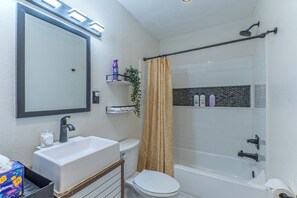 Hair dryer, towels, soap, shampoo - Modern 2BR Near ASU/ Walk to Campus + Dining (Tempe)