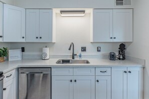 冷蔵庫、電子レンジ、オーブン、コンロ