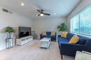 Smart TV - Modern 2BR Near ASU/ Walk to Campus + Dining (Tempe)