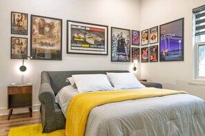 4 bedrooms, desk, iron/ironing board, free WiFi - New: Luxe 4BR w-2 Car Garage + EV Charger + Rooftop (Indianapolis)