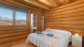 4 habitaciones, tabla de planchar con plancha, wifi y ropa de cama