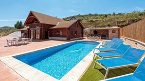 A log cabin with a swimming pool, outdoor seating, and a barbecue area. - Nordic cottage on the Costa del Sol, enjoy the Andalusian climate with swimming pool! (AN)