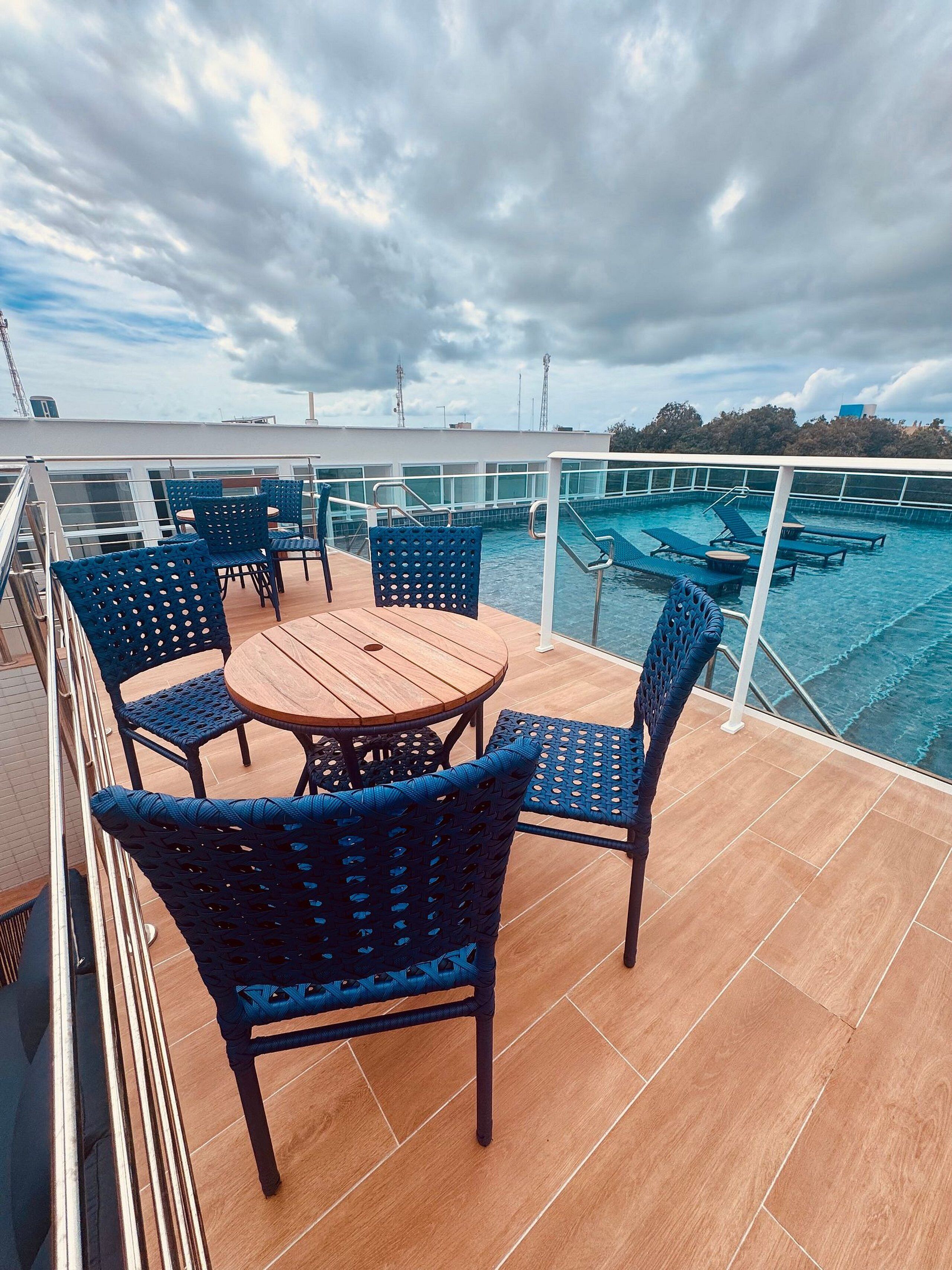 Piscine extérieure, chaises longues