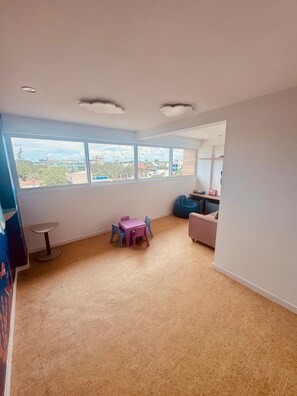 Departamento Confort | Área de sala de estar | Televisión LED de 32 pulgadas con canales digitales 