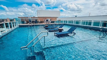 Apartamento conforto | Piscina | Piscina externa, funciona das 8h às 22h, espreguiçadeiras