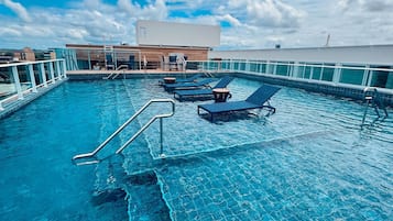 Piscina externa, funciona das 8h às 22h, espreguiçadeiras