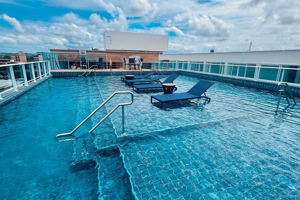 Piscina externa, funciona das 8h às 22h, espreguiçadeiras
