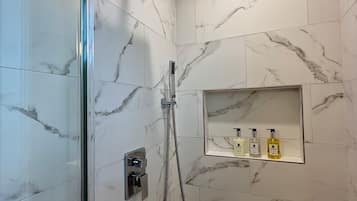 Douche, sĂšche-cheveux, serviettes fournies, savon