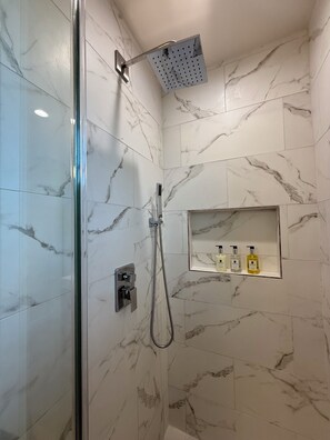 Dusche, Haartrockner, Handtücher, Seife
