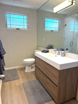 Doccia, asciugacapelli, asciugamani, sapone