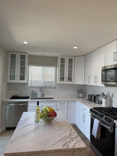 Classy 4-bedroom house with AC in Redondo Beach