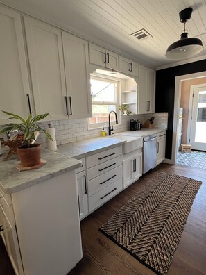 Micro-ondes, four, plaque de cuisson, lave-vaisselle