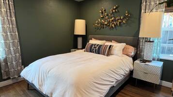 2 slaapkamers, een bureau, een strijkplank/strijkijzer, gratis wifi