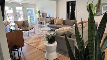 Een smart-tv, videogames, boeken en een stereo