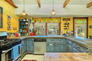 Jääkaappi, mikroaaltouuni, uuni, liesi