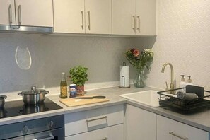 Microondas, horno, placa de cocina, lavavajillas