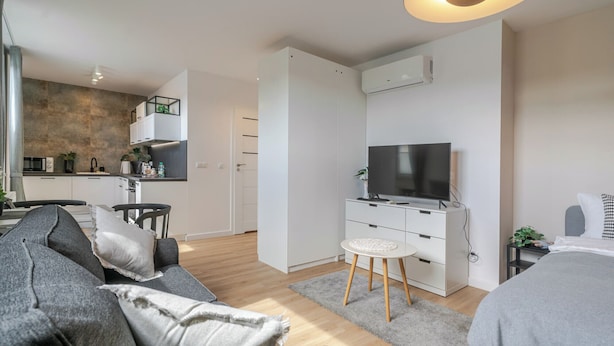 A modern apartment with a living room, kitchen, and dining area. - Chopina Comfort Studio (Katowice)