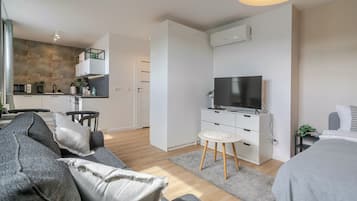 Tabla de planchar con plancha, wifi, ropa de cama