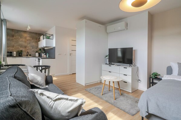 Iron/ironing board, WiFi, bed sheets