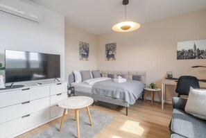 Een strijkplank/strijkijzer, wifi, beddengoed