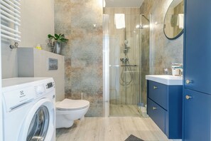 Shower, hair dryer, towels - Chopina Comfort Studio (Katowice)