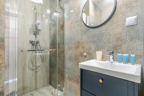 Shower, hair dryer, towels - Chopina Comfort Studio (Katowice)