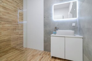 Douche, sèche-cheveux, serviettes fournies
