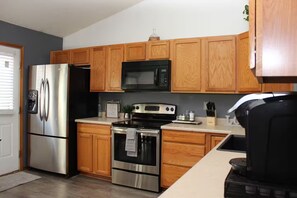 Kjøleskap, mikrobølgeovn, ovn og kokeplater