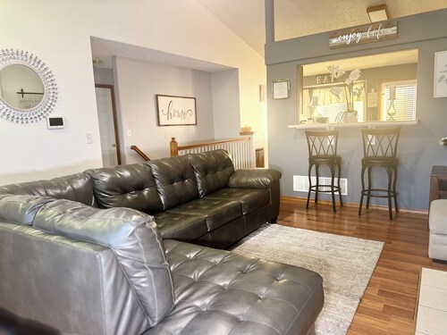 Soothing 4-bedroom house with AC in charming Fountain