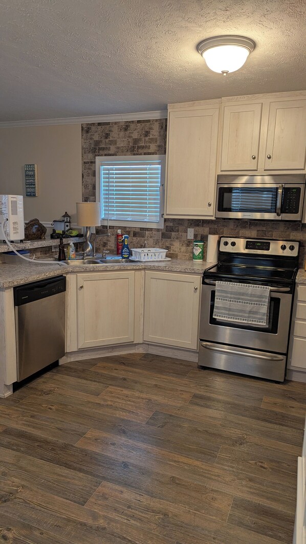 Frigorifero, microonde, forno, piano cottura