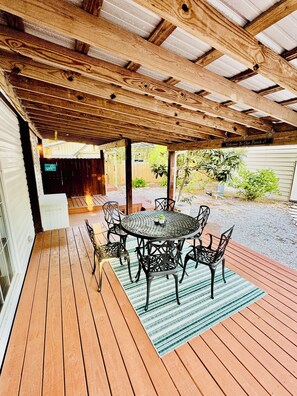 Outdoor dining - Charming  home in Santa Rosa Beach, FL, located near 30A  Beaches and Destin. (Santa Rosa Beach)