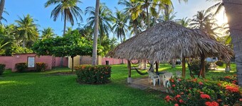 3-bedroom house with swimming pools and access to the beach in Barra de Santiago