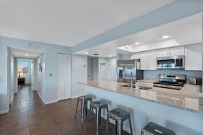 Mikrobølgeovn, ovn, kokeplater og oppvaskmaskin