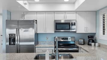 Een magnetron, een oven, een kookplaat, een vaatwasser