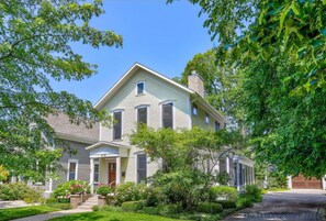 Exterior - Haven on Howard - Monthly Booking Great Location (Grand Haven)