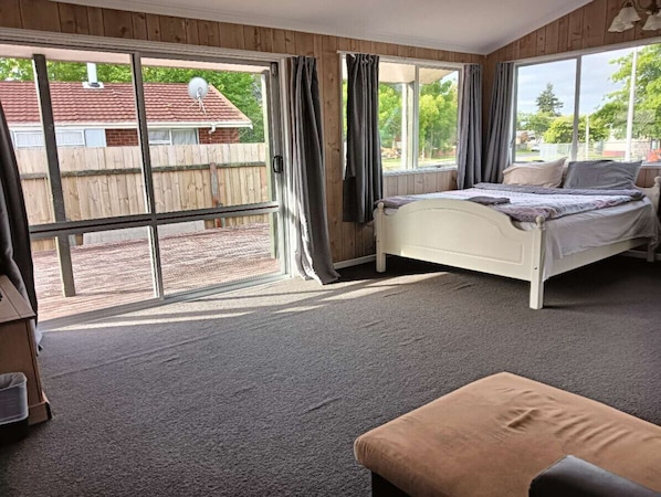 3 عدّة غرف نوم ومكواة/لوح كي وواي فاي مجانًا وملاءات أسرّة