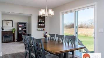 House | 4 bedrooms, desk, Internet