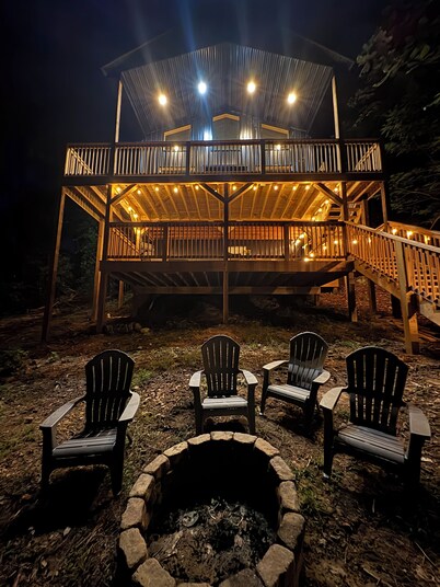 Chasin Turkeys is a Charming 2-bedroom Lakefront cabin in Red River Groge