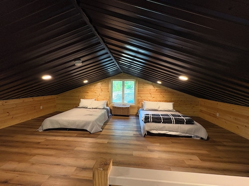 Chasin Turkeys is a Charming 2-bedroom Lakefront cabin in Red River Groge
