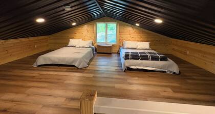 Chasin Turkeys is a Charming 2-bedroom Lakefront cabin in Red River Groge
