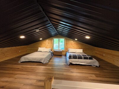 Chasin Turkeys is a Charming 2-bedroom Lakefront cabin in Red River Groge