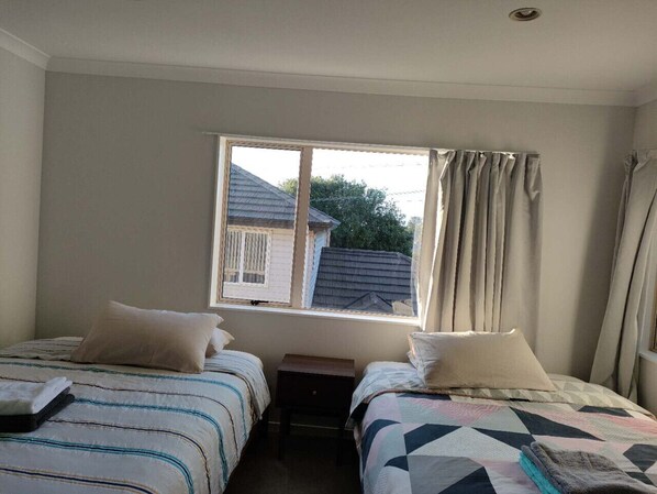 5 bedrooms, iron/ironing board, free WiFi, bed sheets